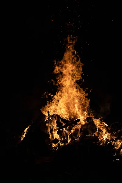 Night campfire with available space at left side. — Stock Photo, Image