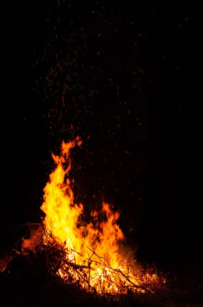 Kvällen lägerelden med tillgängligt utrymme på vänster sida. — Stockfoto