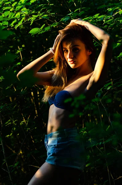 Bela sexy menina escuro floresta — Fotografia de Stock