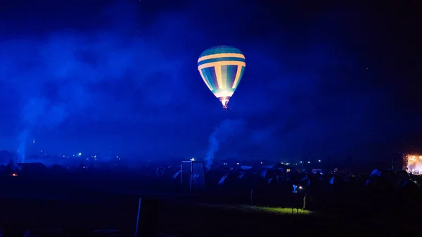 Varm Luft Ballong Flyger Över Spektakulära Kappadokien Himlen Med Mjölkaktig — Stockfoto