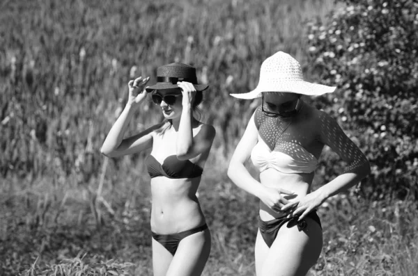 女孩们在阳光灿烂的湖滨上消磨时光 — 图库照片