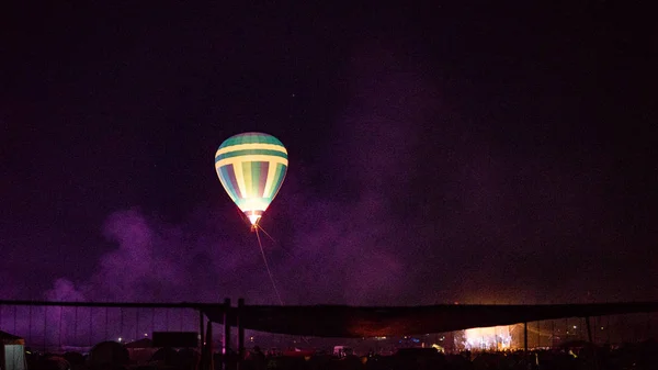 Sıcak Hava Balonu Gökyüzünün Altında Samanyolu Geceleri Parlayan Yıldızla Muhteşem — Stok fotoğraf