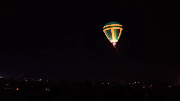 热气球在壮观的卡帕多西亚上空盘旋 在夜空中闪烁着银河般的光芒和夜晚的星星 — 图库照片