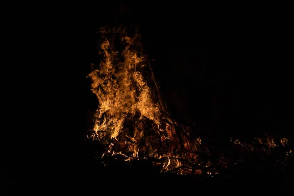 Kvällen lägerelden med tillgängligt utrymme på vänster sida. — Stockfoto