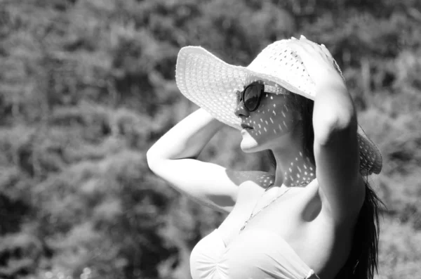 Girl Hat Spending Time Sunny Lake Beach — Fotografia de Stock