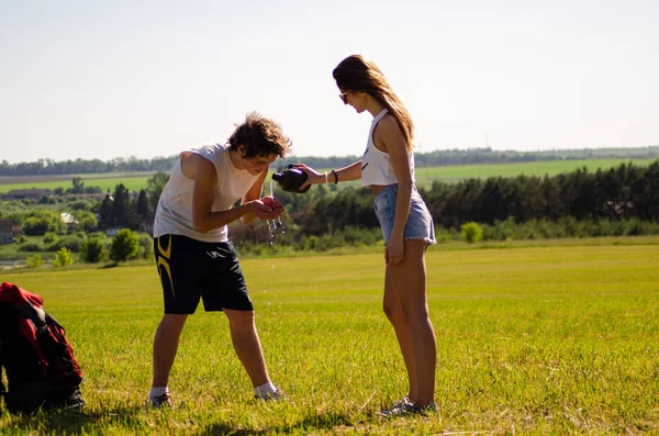 Backpackers Man Girl Field — Stock Photo, Image