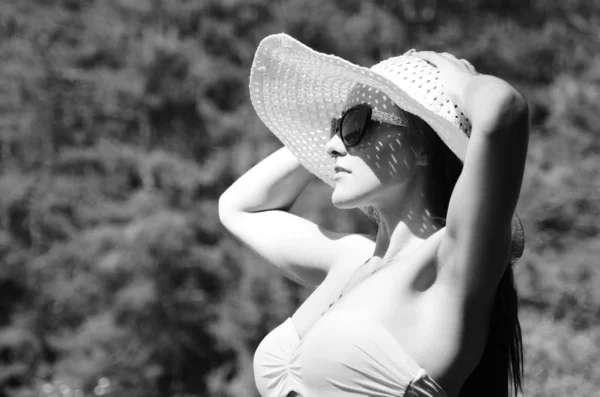 Mädchen Mit Hut Verbringt Zeit Sonnigen Seestrand — Stockfoto
