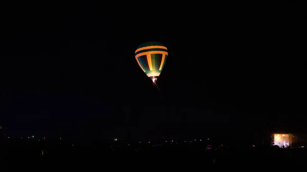 Balon Gorące Powietrze Przelatujący Nad Spektakularną Kapadocją Pod Niebem Drogą — Zdjęcie stockowe