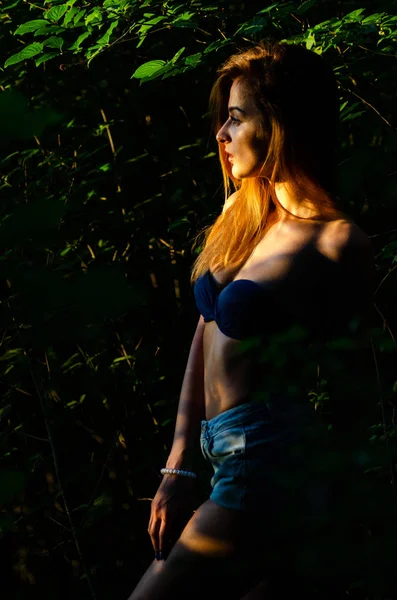 Красивая сексуальная девушка темный лес — стоковое фото