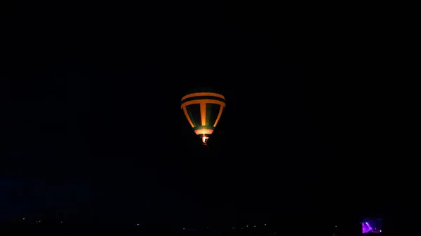Heißluftballon Fliegt Über Spektakulärem Kappadokien Unter Himmel Mit Milchstraße Und — Stockfoto