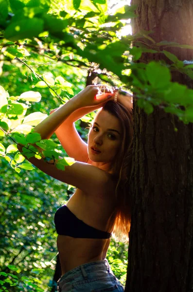 Güzel seksi kız karanlık orman — Stok fotoğraf