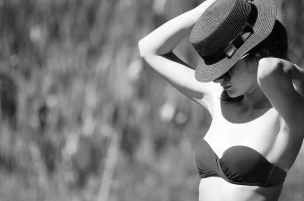 在海滩上摆姿势的戴着帽子 戴着泳衣的女孩 — 图库照片