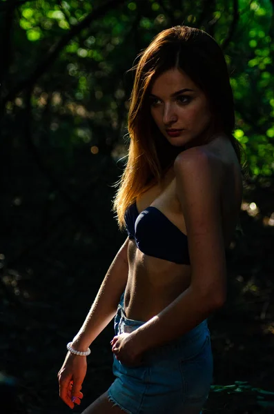 Красива сексуальна дівчина темний ліс — стокове фото