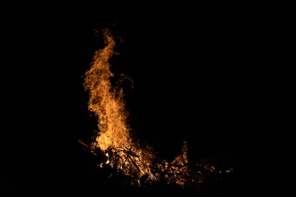 Nacht kampvuur met beschikbare ruimte aan linkerzijde. — Stockfoto