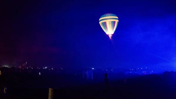 Balão de ar quente voando sobre a espetacular Capadócia sob o céu com forma leitosa e brilhante estrela à noite (com grãos ) — Fotografia de Stock