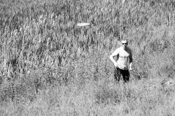 Man Playing Frisbee Lawn — Stockfoto