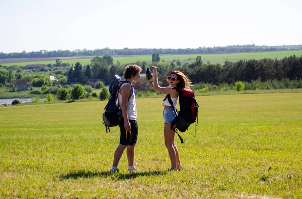 Backpackers Άνθρωπος Και Κορίτσι Στο Γήπεδο — Φωτογραφία Αρχείου