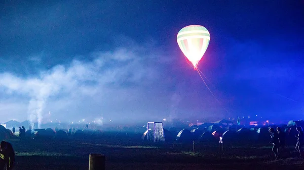 Balão de ar quente voando sobre a espetacular Capadócia sob o céu com forma leitosa e brilhante estrela à noite (com grãos ) — Fotografia de Stock