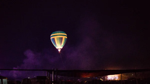 Heißluftballon Fliegt Über Spektakulärem Kappadokien Unter Himmel Mit Milchstraße Und — Stockfoto