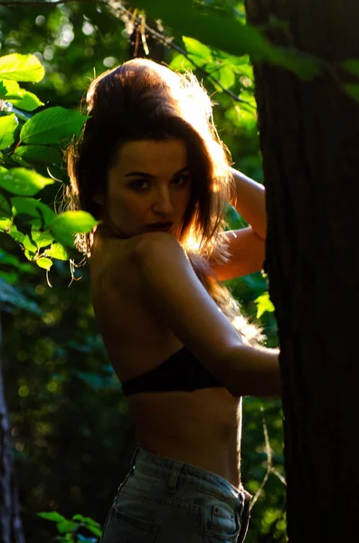 Krásná sexy dívka tmavý les — Stock fotografie
