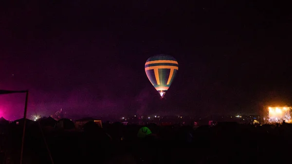 Balão Quente Sobrevoando Espetacular Capadócia Sob Céu Com Forma Leitosa — Fotografia de Stock