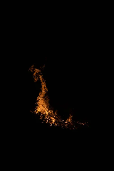 Fogueira noturna com espaço disponível no lado esquerdo . — Fotografia de Stock