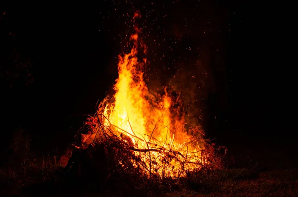 Kvällen lägerelden med tillgängligt utrymme på vänster sida. — Stockfoto