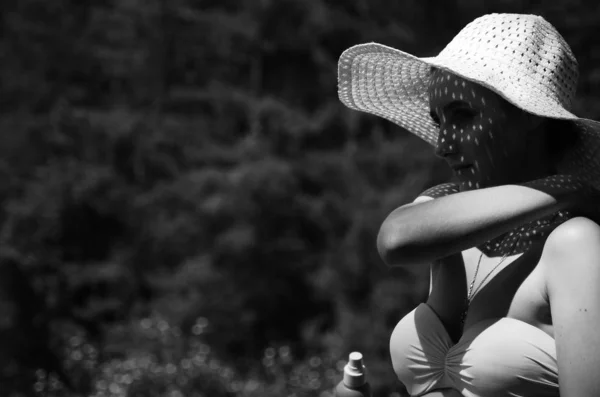 Mädchen Verbringt Zeit Sonnigen Seestrand — Stockfoto