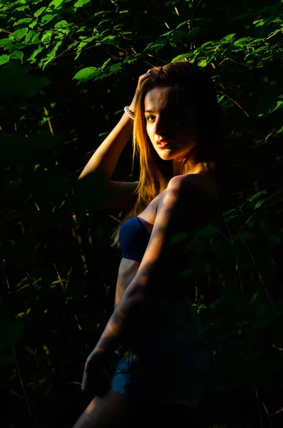 Piękne sexy dziewczyna ciemny las — Zdjęcie stockowe