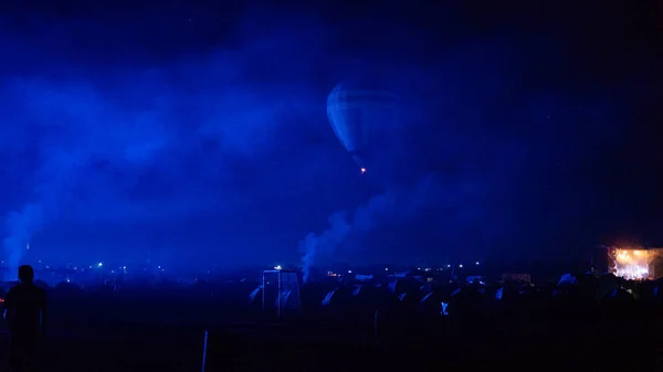 Balon Gorące Powietrze Przelatujący Nad Spektakularną Kapadocją Pod Niebem Drogą — Zdjęcie stockowe