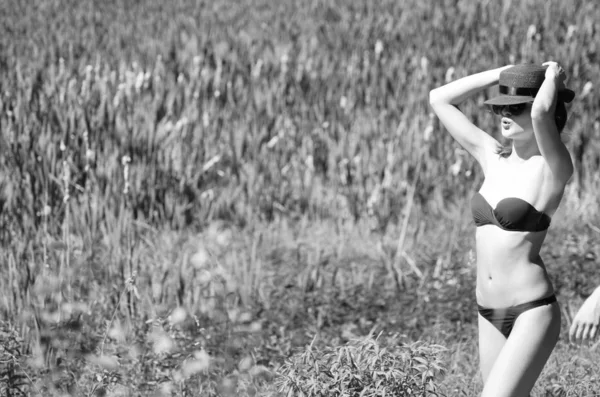 Girl Hat Glasses Swimsuit Posing Beach — Stock Photo, Image