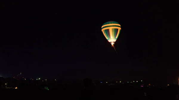 Varmluftsballong Flyger Över Spektakulära Kappadokien Himlen Med Mjölkaktig Väg Och — Stockfoto