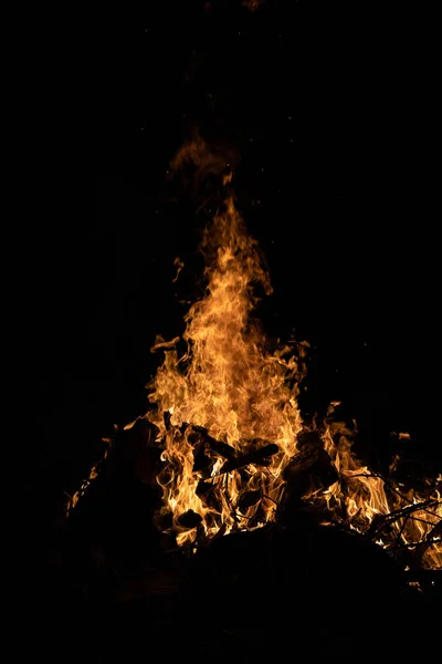 Nacht-Lagerfeuer mit freien Platz auf der linken Seite. — Stockfoto