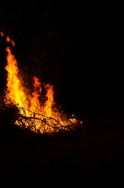 Night campfire with available space at left side. — Stock Photo, Image