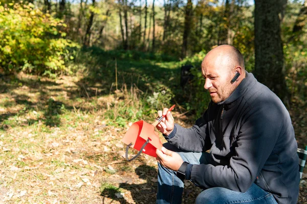 Hombre Enfocado Pintura Mascarada Máscara Aire Libre — Foto de Stock