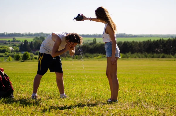 Backpacker Mann Und Mädchen Auf Dem Feld — Stockfoto