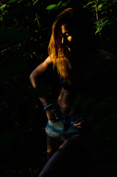 Bella ragazza sexy foresta scura — Foto Stock