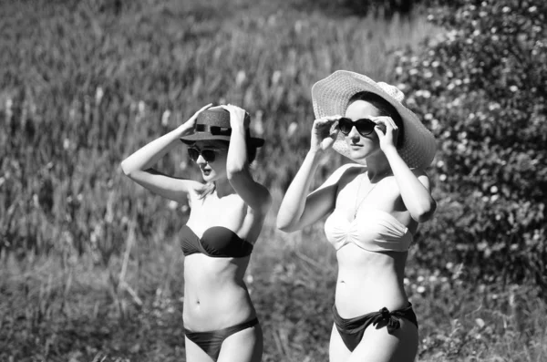 女孩们在阳光灿烂的湖滨上消磨时光 — 图库照片