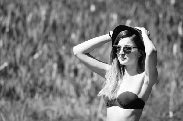 Chica Con Sombrero Gafas Traje Baño Posando Playa — Foto de Stock