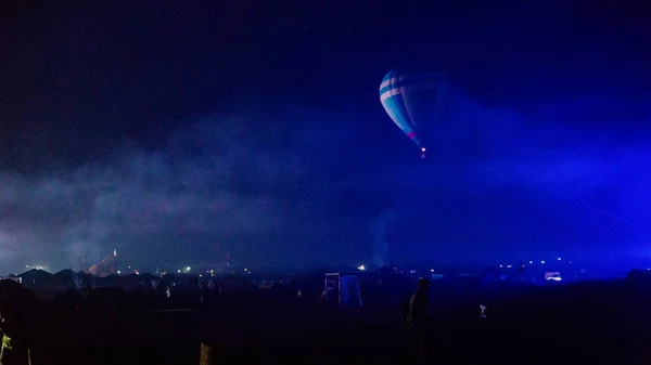 Balão de ar quente voando sobre a espetacular Capadócia sob o céu com forma leitosa e brilhante estrela à noite (com grãos ) — Fotografia de Stock