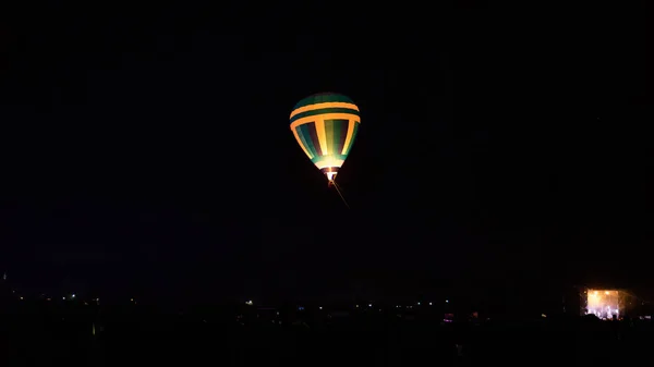 Varmluftsballong Flyger Över Spektakulära Kappadokien Himlen Med Mjölkaktig Väg Och — Stockfoto