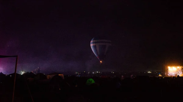 Hot Air Ballon Vliegen Spectaculaire Cappadocië Onder Hemel Met Melkachtige — Stockfoto