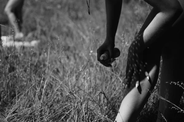 Ragazza Trascorrere Del Tempo Sulla Spiaggia Soleggiata Del Lago — Foto Stock