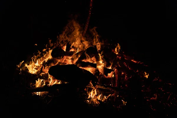 Nacht kampvuur met beschikbare ruimte aan linkerzijde. — Stockfoto