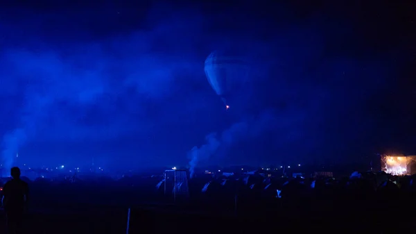 热气球在壮观的卡帕多西亚上空盘旋 银河般的天空 夜晚闪耀的星空 — 图库照片