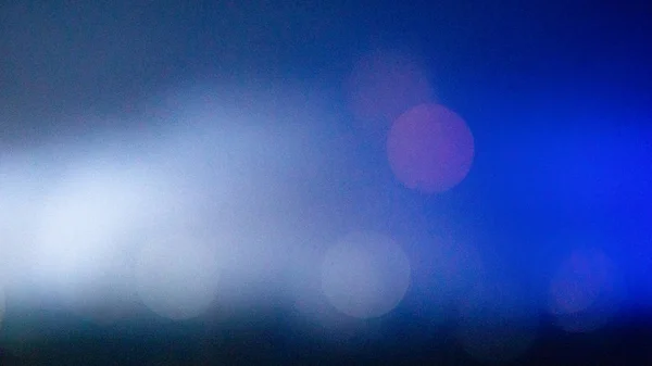 Balão de ar quente voando sobre a espetacular Capadócia sob o céu com forma leitosa e brilhante estrela à noite (com grãos ) — Fotografia de Stock