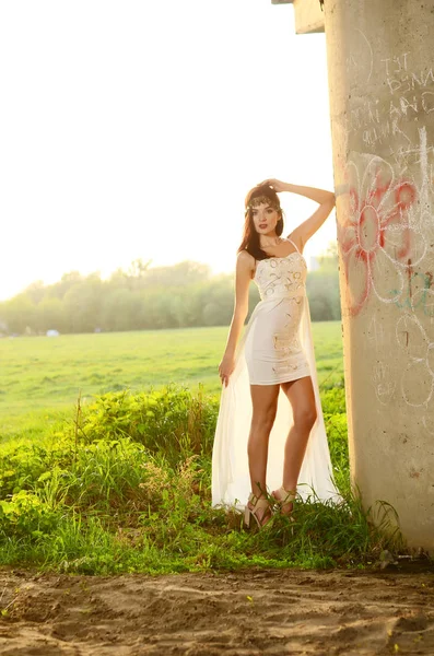 Молода красива мила дівчина модне плаття ліс на відкритому повітрі концепція моди — стокове фото