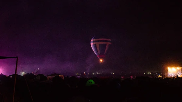 Sıcak Hava Balonu Gökyüzünün Altında Samanyolu Geceleri Parlayan Yıldızla Muhteşem — Stok fotoğraf