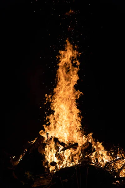 Night campfire with available space at left side. — Stock Photo, Image