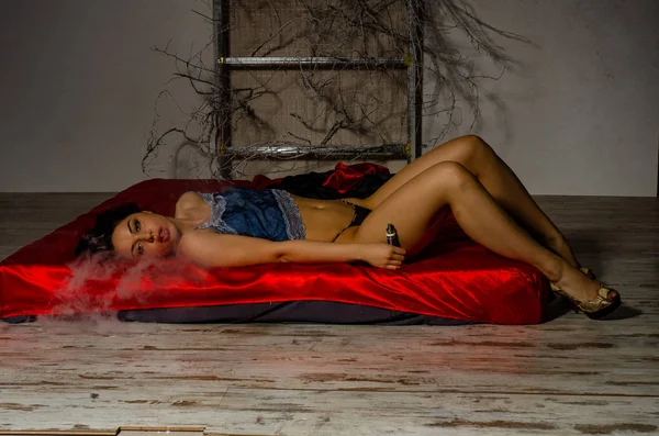 Arc gyönyörű lány dohányzik egy elektronikus cigaretta — Stock Fotó